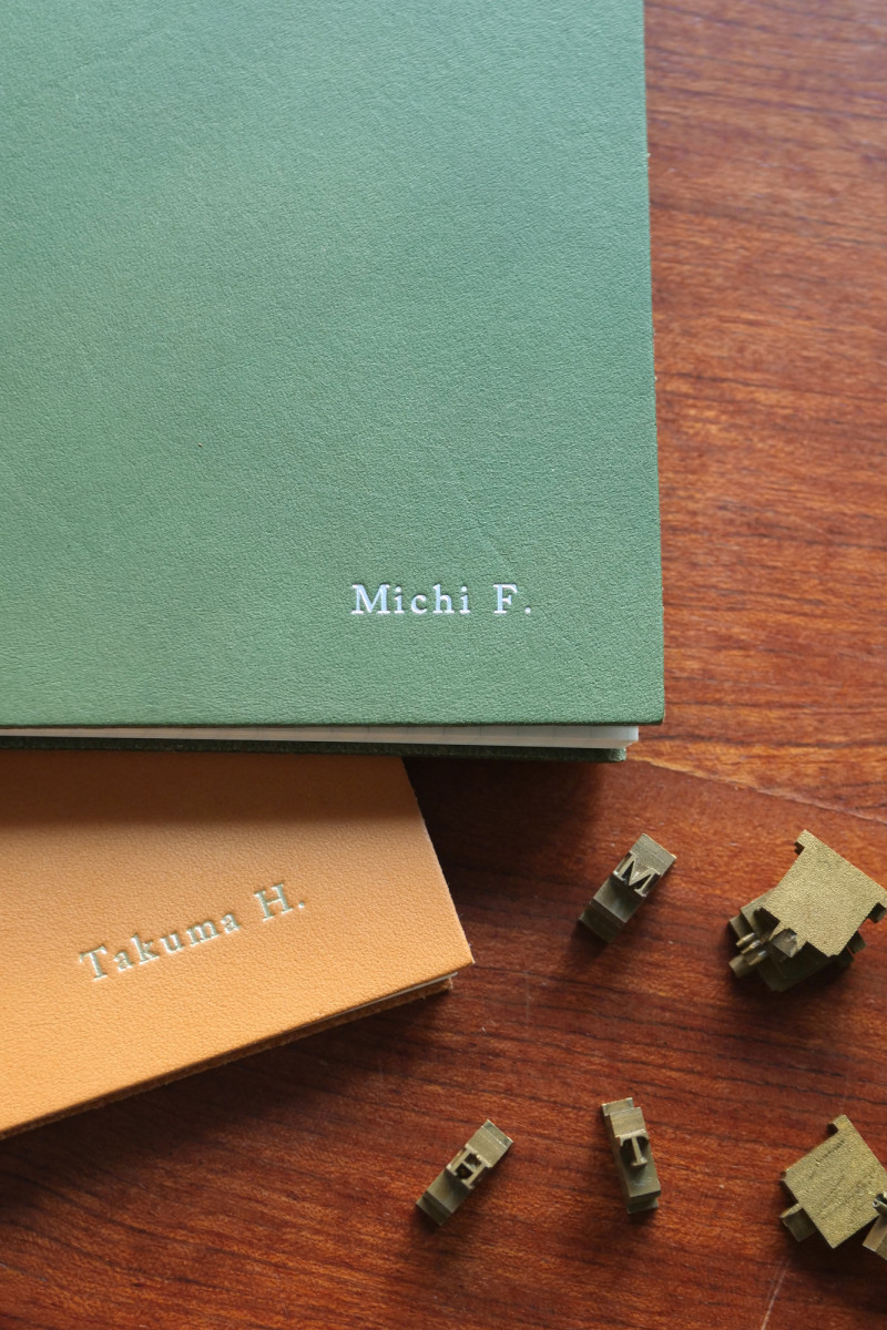 オプションで文字の箔押しを追加するのも素敵